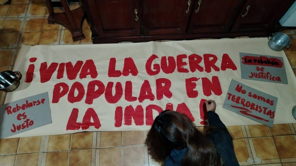 Pancarta solidaria con los revolucionarios indios