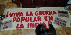 Pancarta solidaria con los revolucionarios indios