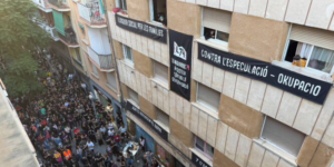 Cientos de personas resisten en la entrada del bloque