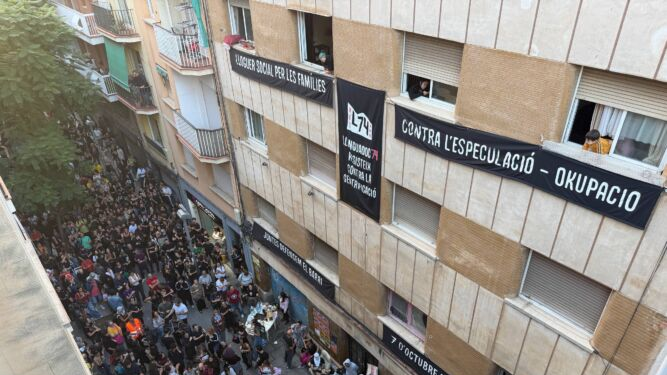 Cientos de personas resisten en la entrada del bloque